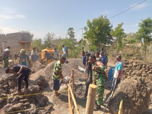 Gotong Royong Babinsa dan Warga Desa Nobo: Wujud Nyata Kemanunggalan TNI dengan Rakyat