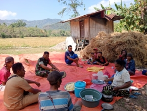 Babinsa Koramil 1602-04/Maurole Laksanakan Pamwil dan Komsos di Desa Watukamba