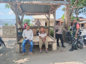 Babinsa dan Bhabinkamtibmas Gheo Ghoma Gelar Komsos, Pererat Kemanunggalan dengan Warga  TNI-Polri Hadir di Tengah Warga, Babinsa dan Bhabinkamtibmas Dorong Gotong Royong di Desa  Babinsa dan Bhabinkamtibmas Sampaikan Himbauan Kamtibmas dan Kesehatan kepada Masyarakat  Pendekatan Babinsa dan Bhabinkamtibmas Tingkatkan Kepercayaan Warga Desa Gheo Ghoma  Ende, – Babinsa Koramil 1602-01/Ende, Sertu Ridwan Ali, melaksanakan kegiatan Komunikasi Sosial (Komsos) dan Pengamanan Wilayah (Pamwil) di Dusun Mbomba 1, Desa Gheo Ghoma, Kecamatan Ende Utara, Kabupaten Ende, Sabtu (1/11/2025) pukul 09.00 WITA hingga selesai.  Kegiatan ini merupakan bagian dari tugas pokok Satuan Komando Kewilayahan (Satkowil) sebagai ujung tombak TNI AD, yang bertujuan menjaga keamanan wilayah serta mempererat kemanunggalan TNI dan rakyat.  Dalam kegiatan tersebut, Sertu Ridwan Ali memantau situasi keamanan wilayah, memberikan rasa nyaman dan aman kepada masyarakat, serta menghimbau warga untuk selalu menjaga kesehatan dan berhati-hati dalam beraktivitas, terutama saat menghadapi cuaca hujan maupun panas.  Babinsa juga menekankan pentingnya kerja sama dan gotong royong, terutama kepada generasi muda, agar lingkungan tetap bersih, aman, dan tertib. Selain itu, Sertu Ridwan Ali mendengarkan keluhan masyarakat terkait masalah sehari-hari, sehingga dapat dikoordinasikan atau diselesaikan dengan baik bersama pihak terkait.  Kegiatan ini dihadiri oleh Bhabinkamtibmas Gheo Ghoma, Kepala Desa Gheo Ghoma, serta masyarakat setempat sebanyak 8 orang. Seluruh rangkaian kegiatan berjalan lancar, aman, dan tertib, serta mendapat sambutan hangat dan antusias dari warga.  “Keberadaan Babinsa di tengah masyarakat bukan hanya untuk pengamanan, tetapi juga untuk mendukung kegiatan sosial dan produktif masyarakat serta memperkuat hubungan harmonis antara TNI dan rakyat,” ujar Sertu Ridwan Ali.  Dengan kegiatan seperti ini, TNI AD melalui Satkowil terus menegaskan peranannya sebagai garda terdepan dalam menjaga keamanan dan mendukung kesejahteraan masyarakat di wilayah binaan.  (Pendim 1602/Ende)