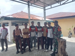 Babinsa Koramil Ende Timur Gelar Komsos dan Pamwil Bersama Pelajar SMKN 1 Ende