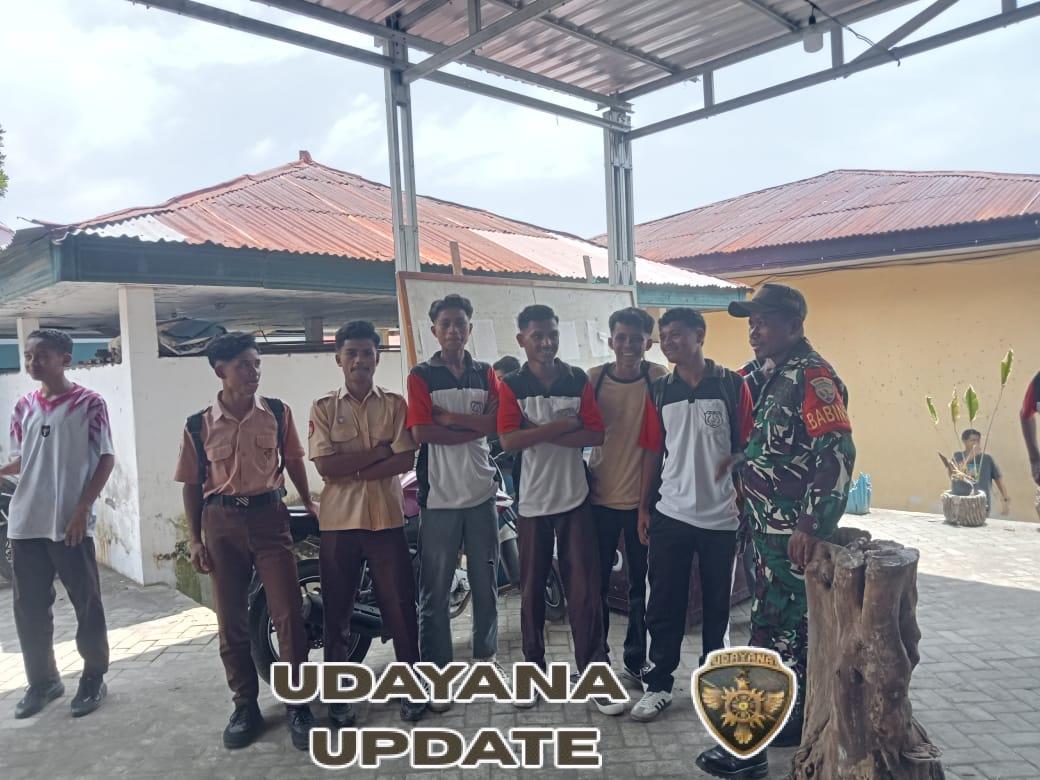 Babinsa Koramil Ende Timur Gelar Komsos dan Pamwil Bersama Pelajar SMKN 1 Ende