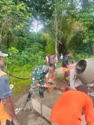 Wujud Kepedulian, Kopda Mulyadin Bantu Perbaikan Sarana Air Bersih Desa Watubaing