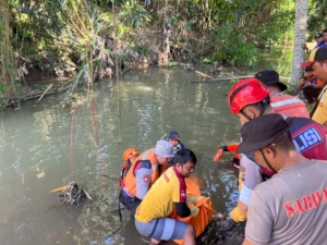 Tanggap Cepat Babinsa Koramil 1616-02/Ubud Bantu Evakuasi Temuan Mayat di Sukawati