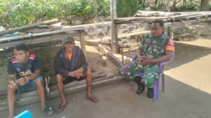 Babinsa Koramil 1602-03/Detusoko Gelar Komsos di Desa Kuru, Lepkes