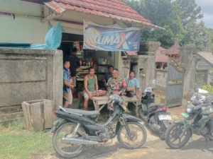 Babinsa Desa Peninjoan Sambangi Warga, Pererat Hubungan Silaturahmi dan Kebersamaan