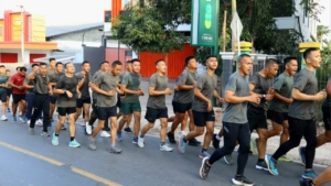 Satgas Pamtas Yonarmed 12 Kostrad Gelar Lari Pagi dan Berbagi Bubur Kacang Ijo di Atambua