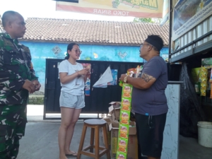 Babinsa Desa Sulahan Jalin Komsos dengan Pemilik Toko Bahas Situasi Kamtibmas dan Ekonomi Lokal