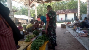 Pratu Hezron Wora Laksanakan Monitoring Pasar Mingguan di Desa Nggongi