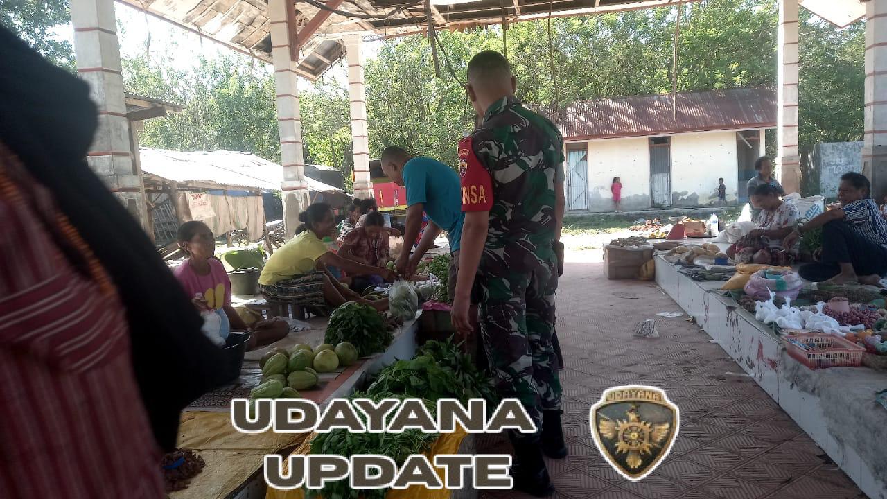 Pratu Hezron Wora Laksanakan Monitoring Pasar Mingguan di Desa Nggongi