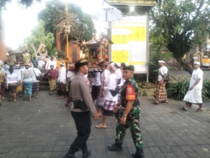Aparat TNI Polri Dan Pecalang Desa Bakas  Gelar Pengawalan Sesuhunan Pura Kayangan Tiga Desa Bakas  Tedun   menuju Pura Agung Kentel Gumi