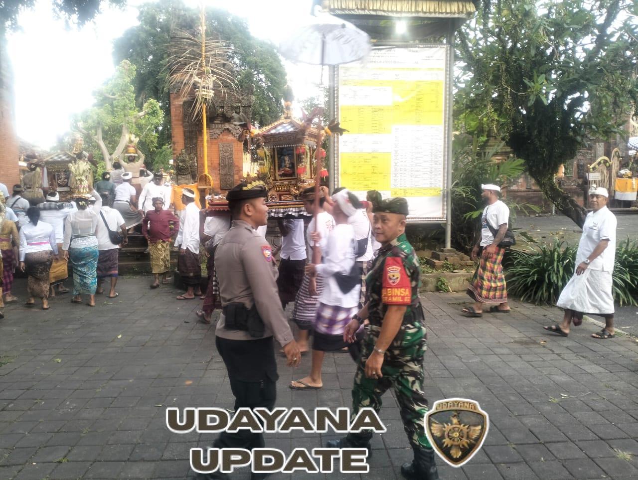 Aparat TNI Polri Dan Pecalang Desa Bakas  Gelar Pengawalan Sesuhunan Pura Kayangan Tiga Desa Bakas  Tedun   menuju Pura Agung Kentel Gumi