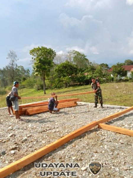 Sentuhan Kemanusiaan Babinsa Tuamese, Gotong Royong Jadi Wadah Mempererat Persaudaraan