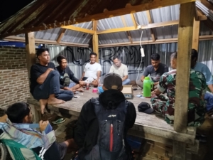 Babinsa Koramil 1628-03/Seteluk Gelar Patroli Malam dan Siapkan Kegiatan Komsos di Wilayah Binaan