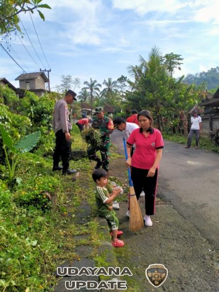 Jaga Kebersihan Lingkungan, Babinsa Sepang Kelod dan Bhabinkamtibmas Wujudkan Kekuatan Tiga Pilar Melalui Kerja Bakti