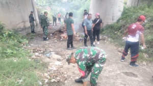 Dukung Pelestarian Lingkungan, Koramil 1609-08/Gerokgak Pimpin Aksi Bersih Sungai di Celukanbawang