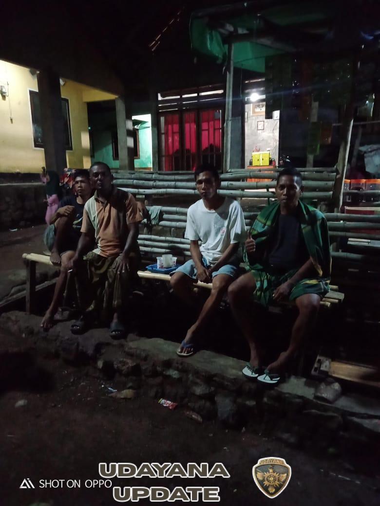 Babinsa Dorebara dan Warga Gelar Ronda Malam Jaga Kamtibmas di Musim Hujan