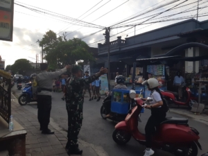 Sinergi Babinsa, Bhabinkamtibmas, dan Polsek Sukawati Ciptakan Keamanan Jalan Santai Sekolah