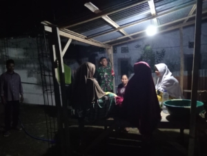 Babinsa Sawe Bersama Kadus Lodo Jaya Gelar Patroli Malam Cegah Gangguan Kamtibmas