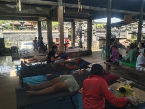 Babinsa 1623-06/Selat turut berpartisipasi dalam kegiatan donor darah.