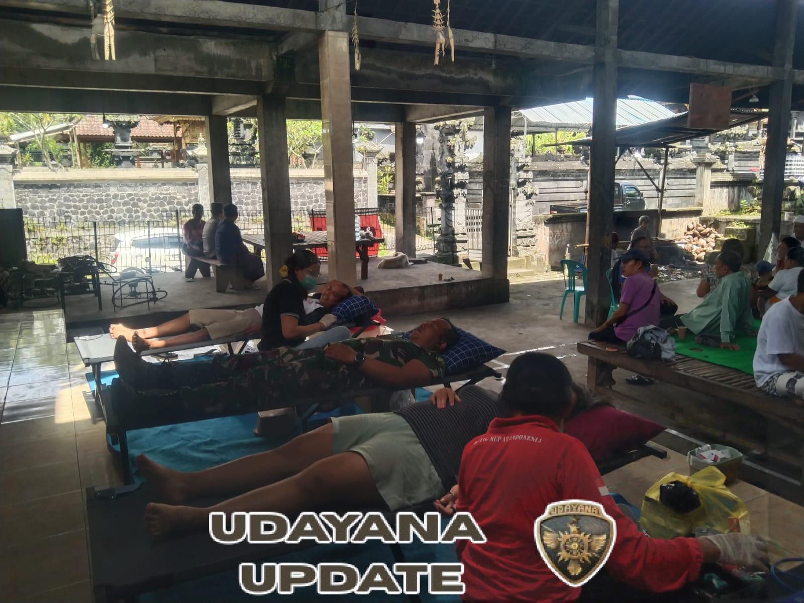 Babinsa 1623-06/Selat turut berpartisipasi dalam kegiatan donor darah.