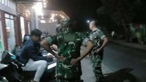 Babinsa Sikur Ajak Warga Aktif Ronda Malam dan Jaga Kebersihan Lingkungan