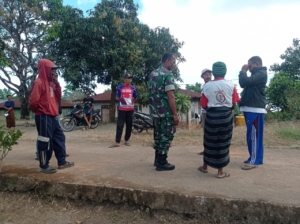 Babinsa Koramil 1602-04/Maurole Laksanakan Komsos dan Pamwil di Desa Detukeli