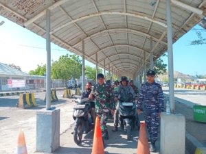Babinsa Koramil 1628-04/Poto Tano Laksanakan Pengamanan di Pelabuhan Penyeberangan Poto Tano