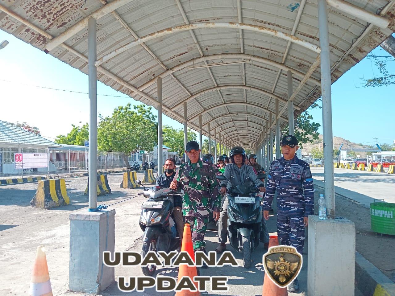 Babinsa Koramil 1628-04/Poto Tano Laksanakan Pengamanan di Pelabuhan Penyeberangan Poto Tano