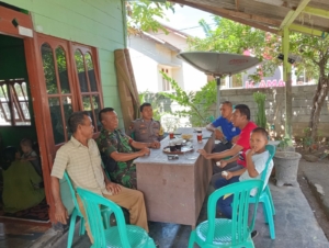 Babinsa Koramil 1628-04/Poto Tano Laksanakan Komsos dan Monitoring di Desa Tambak Sari