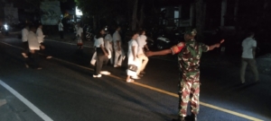 Babinsa Blahbatuh Jaga Ketertiban Ibadah Sanghadana di Vihara Amurva Bhumi  Wujudkan Rasa Aman, Babinsa Blahbatuh Kawal Perayaan Umat Buddha di Vihara Amurva Bhumi  Babinsa dan Bhabinkamtibmas Blahbatuh Pastikan Ibadah Siripada Puja Berjalan Lancar  Babinsa Desa Blahbatuh Beri Rasa Nyaman Umat Buddha Saat Laksanakan Ibadah  Babinsa Blahbatuh Hadir Berikan Pengamanan di Tengah Khidmatnya Perayaan Sanghadana  Gianyar – Blahbatuh, Sabtu (1/11/2025) Dalam rangka memberikan rasa aman dan kenyamanan bagi umat Buddha dalam melaksanakan ibadah, Babinsa Desa Blahbatuh Koramil 1616-04/Blahbatuh Serda I Ketut Darmayasa bersama Bhabinkamtibmas Desa Blahbatuh Aiptu Gusti Putu Aryabawa melaksanakan kegiatan pengamanan Perayaan Sanghadana dan Siripada Puja di Vihara Amurva Bhumi Blahbatuh, yang berlokasi di Jalan Wisma Gajah Mada, Desa/Kecamatan Blahbatuh, Kabupaten Gianyar.  Kegiatan keagamaan ini dihadiri oleh umat Buddha dari wilayah sekitar yang datang untuk melaksanakan persembahyangan dan doa bersama dengan khidmat. Sebagai bentuk pelayanan dan pengabdian kepada masyarakat, Babinsa, Bhabinkamtibmas, serta Pecalang Adat Desa Blahbatuh bersinergi melakukan pengamanan di area depan vihara, membantu umat yang hendak menyeberang jalan, serta memastikan arus lalu lintas di sekitar lokasi tetap aman dan lancar.  Serda I Ketut Darmayasa menyampaikan bahwa kehadiran TNI di tengah masyarakat merupakan bagian dari upaya untuk menjamin rasa aman dan mendukung kelancaran kegiatan keagamaan, agar warga dapat beribadah dengan tenang tanpa rasa khawatir.  Melalui kegiatan ini, terwujud sinergi yang baik antara TNI, Polri, dan unsur masyarakat adat, dalam menjaga kerukunan antarumat beragama serta menciptakan situasi wilayah yang aman, tertib, dan kondusif.  (Pendim 1616/Gianyar)