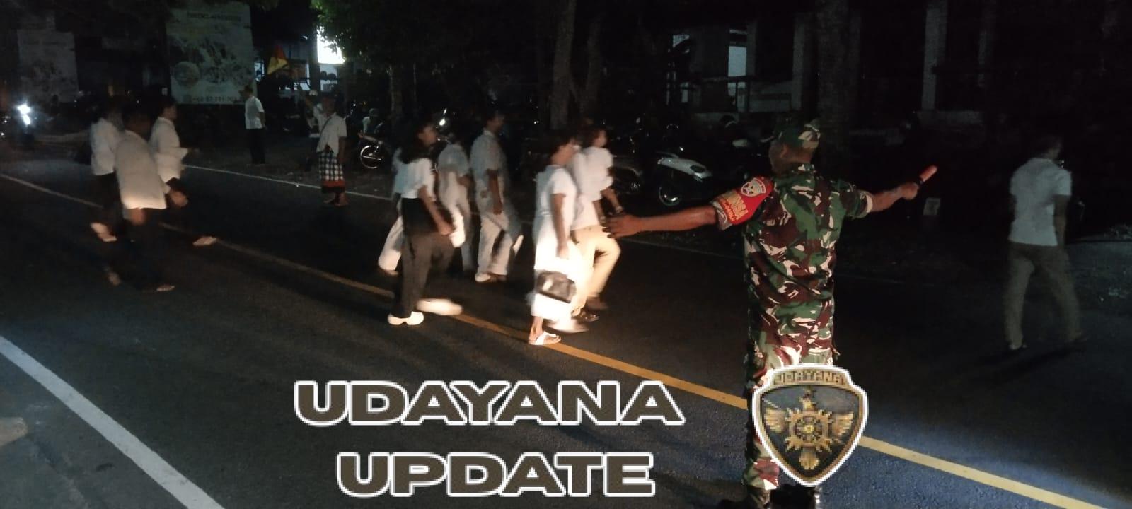 Babinsa Blahbatuh Jaga Ketertiban Ibadah Sanghadana di Vihara Amurva Bhumi Wujudkan Rasa Aman, Babinsa Blahbatuh Kawal Perayaan Umat Buddha di Vihara Amurva Bhumi Babinsa dan Bhabinkamtibmas Blahbatuh Pastikan Ibadah Siripada Puja Berjalan Lancar Babinsa Desa Blahbatuh Beri Rasa Nyaman Umat Buddha Saat Laksanakan Ibadah Babinsa Blahbatuh Hadir Berikan Pengamanan di Tengah Khidmatnya Perayaan Sanghadana Gianyar – Blahbatuh, Sabtu (1/11/2025) Dalam rangka memberikan rasa aman dan kenyamanan bagi umat Buddha dalam melaksanakan ibadah, Babinsa Desa Blahbatuh Koramil 1616-04/Blahbatuh Serda I Ketut Darmayasa bersama Bhabinkamtibmas Desa Blahbatuh Aiptu Gusti Putu Aryabawa melaksanakan kegiatan pengamanan Perayaan Sanghadana dan Siripada Puja di Vihara Amurva Bhumi Blahbatuh, yang berlokasi di Jalan Wisma Gajah Mada, Desa/Kecamatan Blahbatuh, Kabupaten Gianyar. Kegiatan keagamaan ini dihadiri oleh umat Buddha dari wilayah sekitar yang datang untuk melaksanakan persembahyangan dan doa bersama dengan khidmat. Sebagai bentuk pelayanan dan pengabdian kepada masyarakat, Babinsa, Bhabinkamtibmas, serta Pecalang Adat Desa Blahbatuh bersinergi melakukan pengamanan di area depan vihara, membantu umat yang hendak menyeberang jalan, serta memastikan arus lalu lintas di sekitar lokasi tetap aman dan lancar. Serda I Ketut Darmayasa menyampaikan bahwa kehadiran TNI di tengah masyarakat merupakan bagian dari upaya untuk menjamin rasa aman dan mendukung kelancaran kegiatan keagamaan, agar warga dapat beribadah dengan tenang tanpa rasa khawatir. Melalui kegiatan ini, terwujud sinergi yang baik antara TNI, Polri, dan unsur masyarakat adat, dalam menjaga kerukunan antarumat beragama serta menciptakan situasi wilayah yang aman, tertib, dan kondusif. (Pendim 1616/Gianyar)