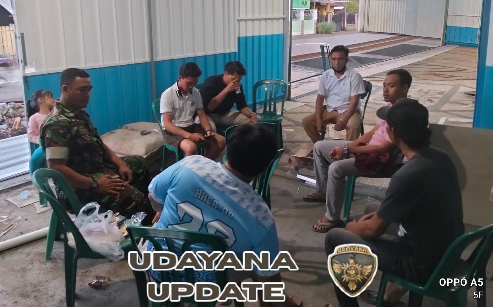 Babinsa Koramil 1628-03/Seteluk Laksanakan Komsos Bersama Warga Desa Seran