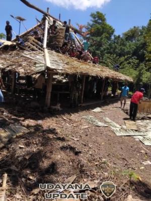 Gotong Royong Babinsa dan Warga Desa Ratulodong: Pelestarian Budaya dan Semangat Kebersamaan