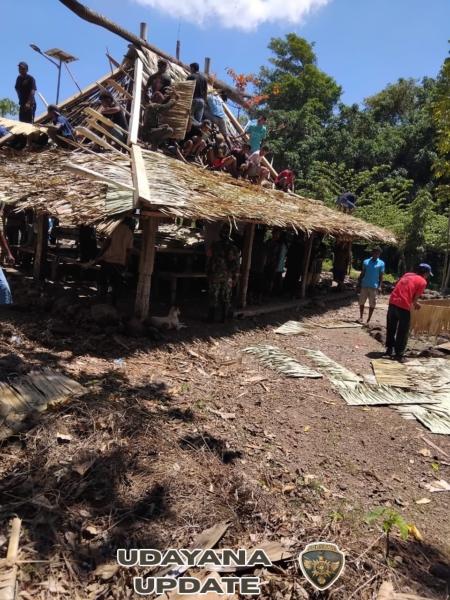 Gotong Royong Babinsa dan Warga Desa Ratulodong: Pelestarian Budaya dan Semangat Kebersamaan