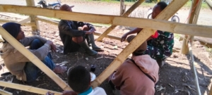 Babinsa Koramil 01/Ende Tingkatkan Kamtibmas melalui Komsos dan Pamwil di Desa Roga