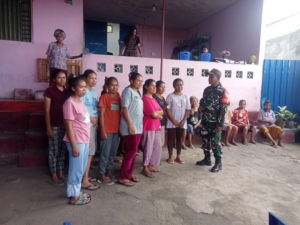 Babinsa Ramil 01/Ende Tingkatkan Kamtibmas melalui Komsos di Rewarangga Selatan