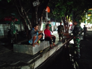 Dipimpin Serma Adhar, Personel Koramil 1630-01/Komodo Pantau Situasi Kamtibmas di Labuan Bajo