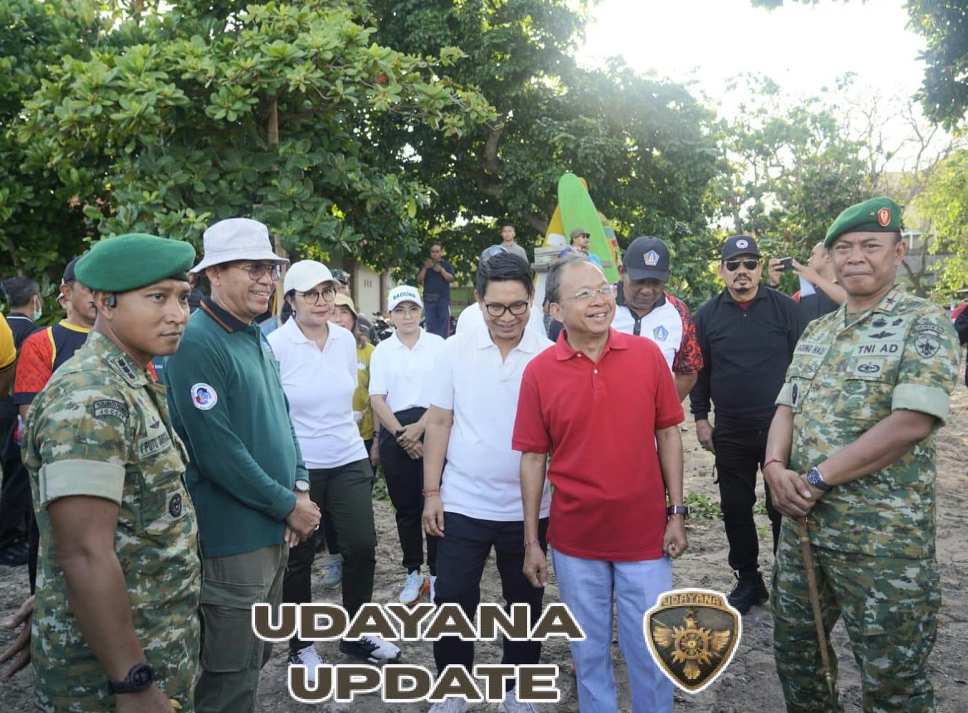 Personel TNI bersama Stakeholder Gelar Apel Siaga Guna Penanganan Sampah Pantai Wilayah Bali