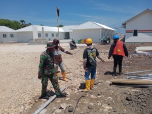 Babinsa Sertu Andre T Pimpin Pengamanan Proyek Garam Nasional, Pastikan Kegiatan Aman dan Lancar