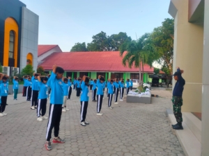 Babinsa Kupang Bina Semangat Kebangsaan Siswa Program ADEM