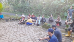 Pererat Sinergi TNI dan Masyarakat, Babinsa Jehem Turut Bersihkan Bahu Jalan di Banjar Dinas Galiran