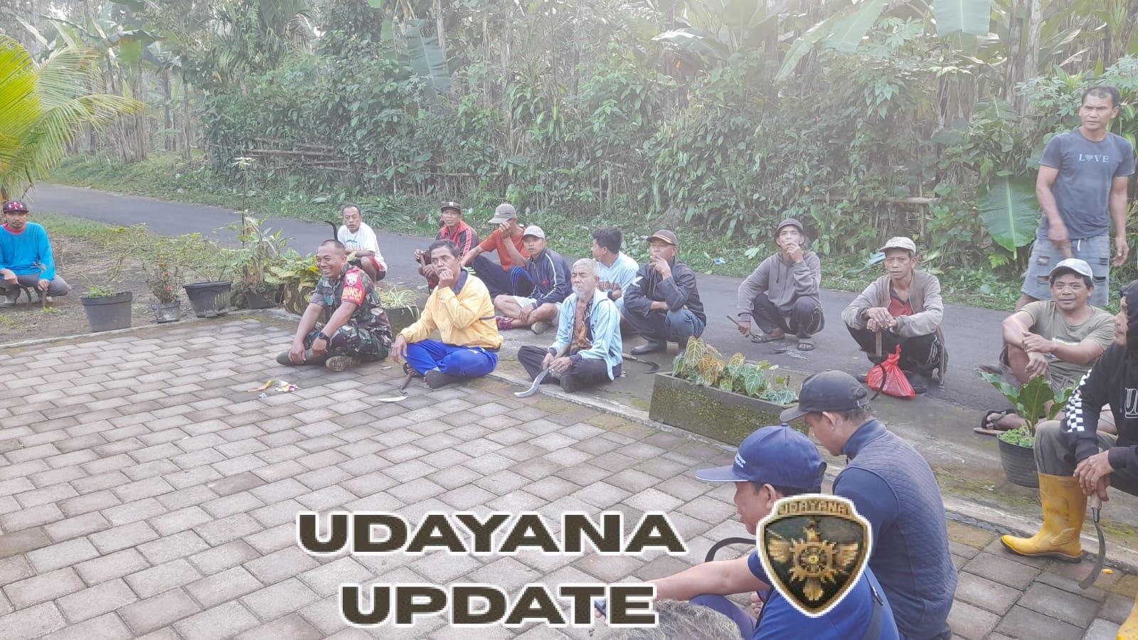 Pererat Sinergi TNI dan Masyarakat, Babinsa Jehem Turut Bersihkan Bahu Jalan di Banjar Dinas Galiran