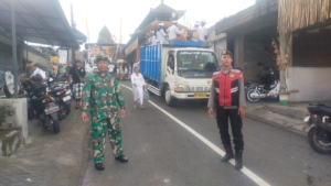 Wujud Pengabdian, Babinsa Tegallalang Kawal Upacara Adat Melasti ke Pantai Masceti