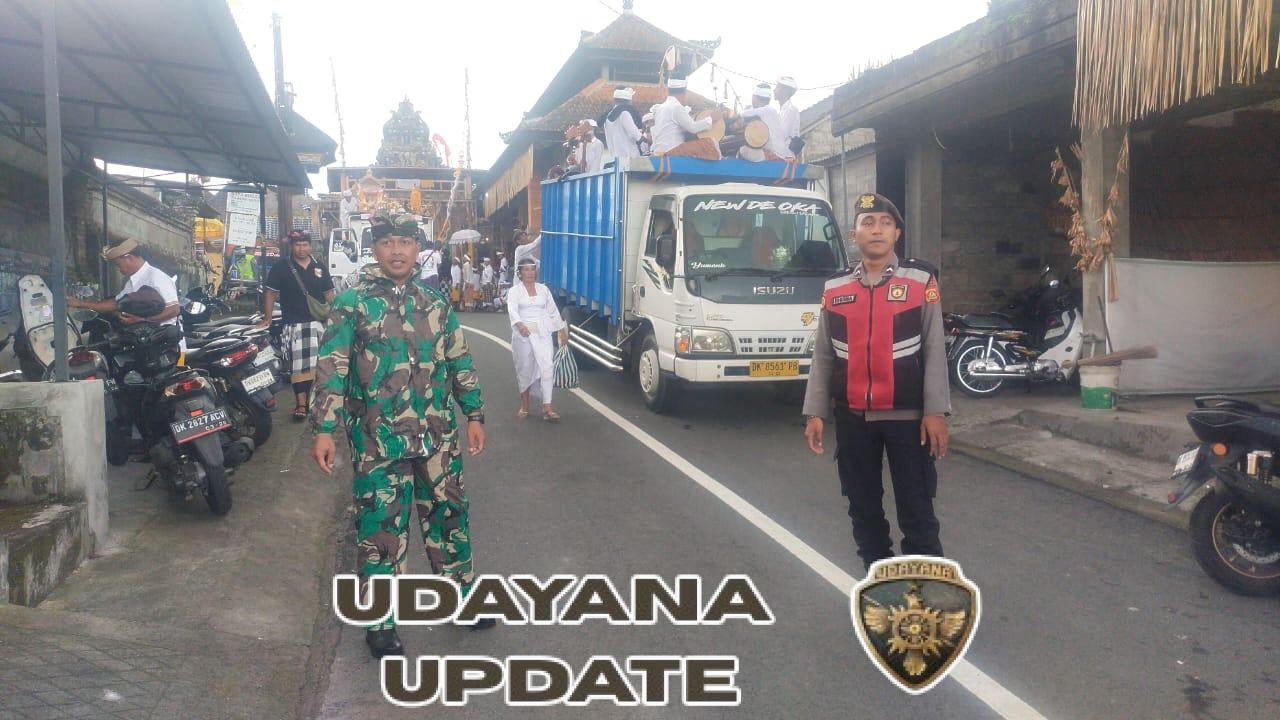 Wujud Pengabdian, Babinsa Tegallalang Kawal Upacara Adat Melasti ke Pantai Masceti