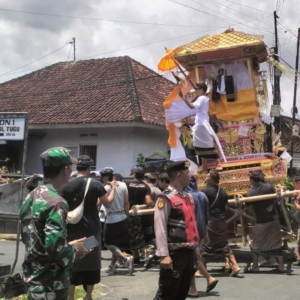 Sinergi Babinsa, Bhabinkamtibmas dan Pecalang Wujudkan Upacara Ngaben Aman dan Tertib