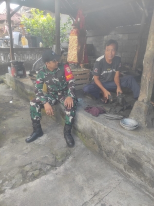 Babinsa Kamasan Gencarkan Komsos Perkokoh Silahturahmi Dan Keakraban