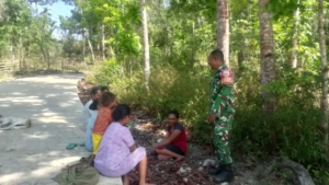 Babinsa Koramil 1618-01/Miotim Ajak Warga Desa Naiola Tingkatkan Kewaspadaan Melalui Komsos