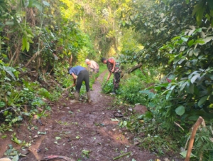 Babinsa Panji Anom Dampingi Warga Betonisasi Jalan Setapak di Dusun Abasan