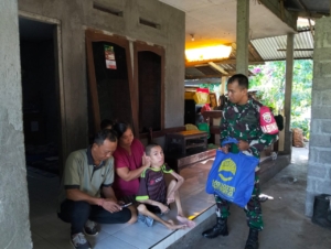 Wujud Kepedulian Sosial, Babinsa Bestala Bantu Warga Terdampak Kelainan Otot dan Tulang