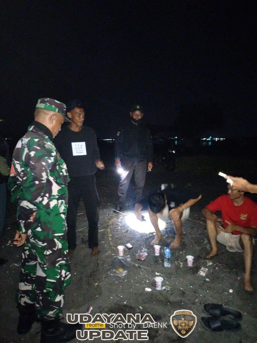Babinsa Labuhan Lombok Gelar Patroli Malam, Ajak Warga Jauhi Miras dan Narkotika